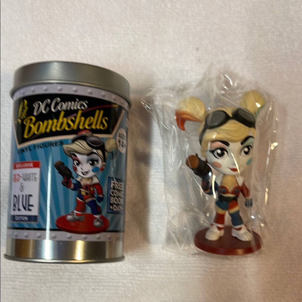 DC Comics Bombshells Harley Quinn Collectible with Tin